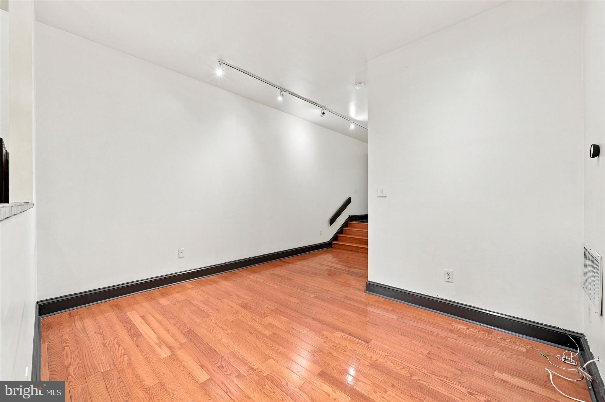 1914 FAIRMOUNT AVENUE 2