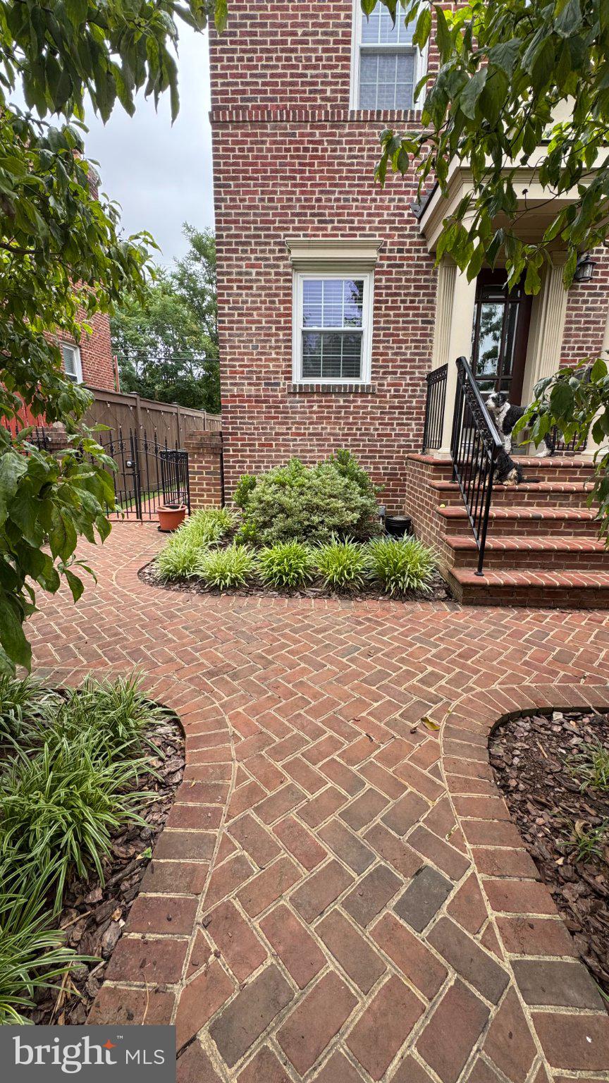 323 MOUNT VERNON AVENUE