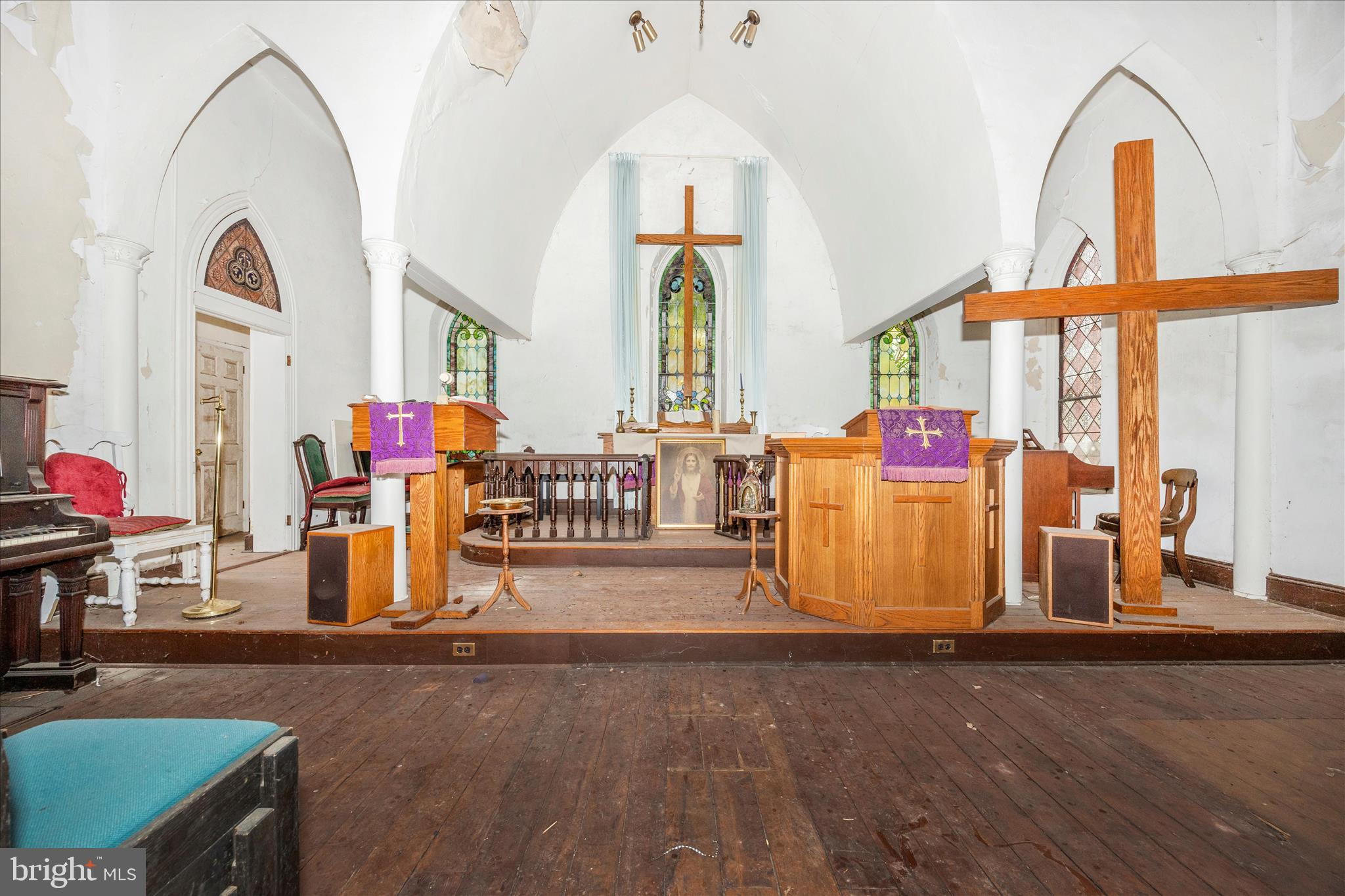 Main image without alt text