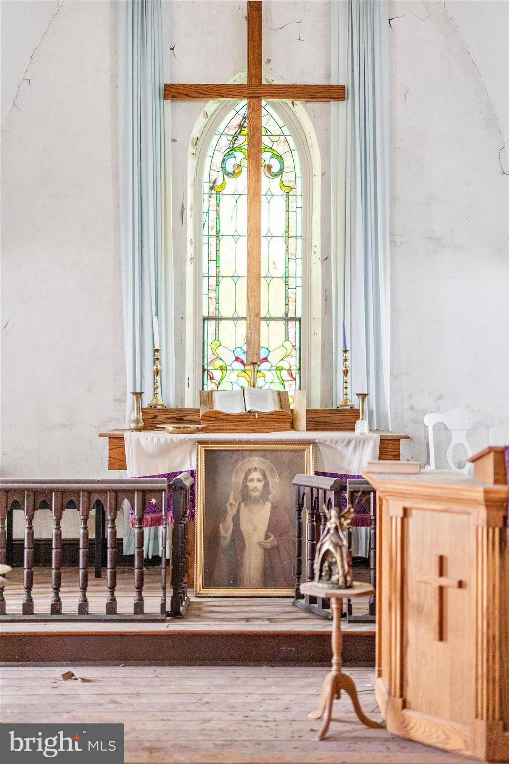Main image without alt text