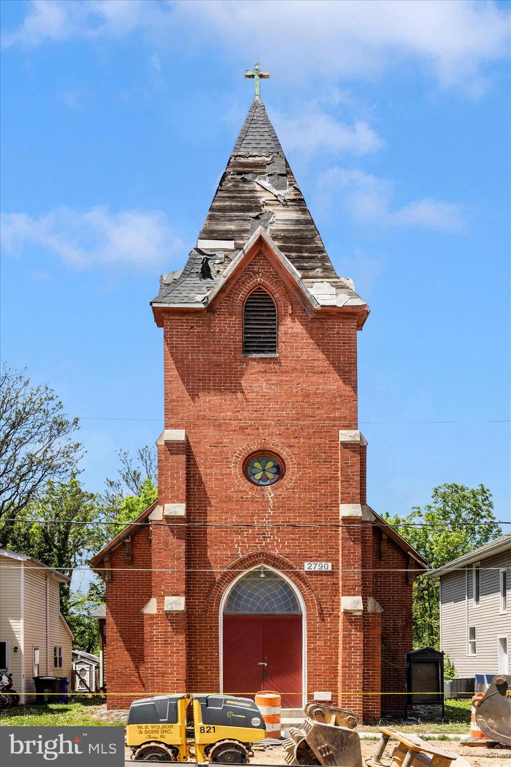 Main image without alt text
