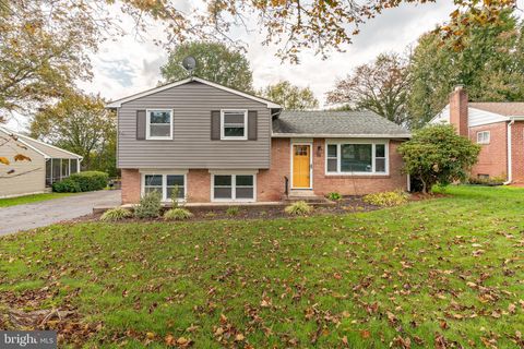 Photo of 54 Oak Ridge Drive, Lancaster, PA 17603 (MLS # PALA2042550)