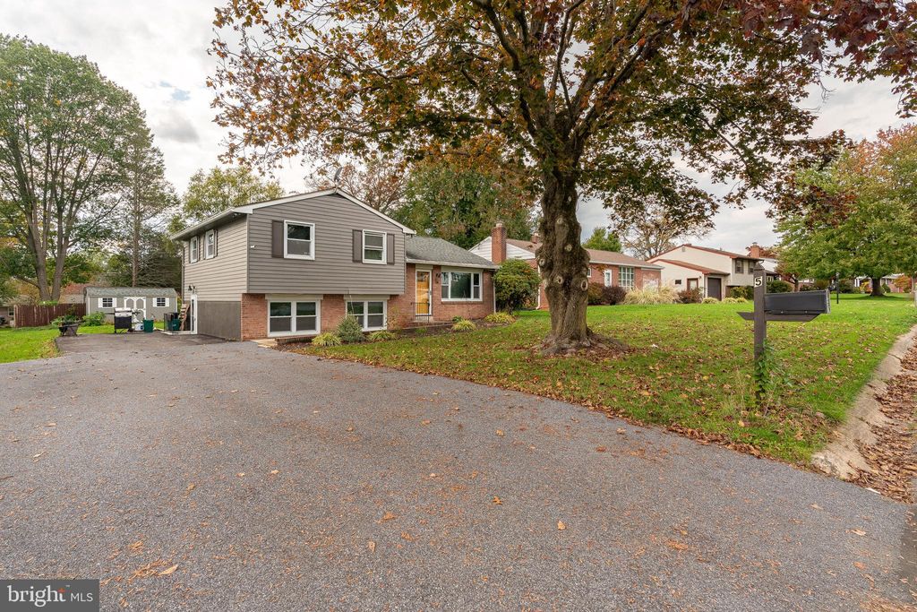 Photo of 54 Oak Ridge Drive, Lancaster, PA 17603 (MLS # PALA2042550)