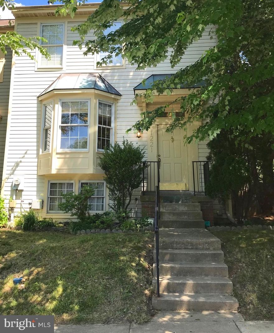 SHOW ANYTIME ! DISREGARD DOM family did not gave ACCESS to the PROPERTY FOR SHOWINGS,   Now is VACANT!!  UNDER PRICED! ,  NO SIGN ON PROPERTY, BEAUTIFUL END UNIT  4 BR, 3.5 BTHS, SECOND LARGEST LOT IN COMMUNITY, 4,000+ SQFT FRESHLY PAINTED IN THREE BEDROOMS, 2 FULL BATHS SECOND LEVEL, LARGE KITCHEN W/BAY WINDOW, LARGE DINNING ROOM AND LARGE LIVING ROOM/GREAT,  FRENCH DOOR TO DECK W/STAIRS TO SUPER LARGE BACKYARD FENCED YARD  EXTRA-FULL BATHROOM IN THE BASEMENT.  Basement could be used as fourth bedroom has window, door to exterior, chimney and full bath, HALF BATH ON MAIN LEVEL, LOTS OF DAYLIGHT,  LOTS OF SPACE
Vacant !
FULL YEAR HOME OWNERS WARRANTY.  If anything breaks the HOW will take care of it.