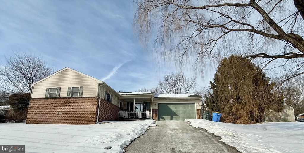 Photo of 335 Donna Lane, YORK, PA 17403 (MLS # PAYK2097206)