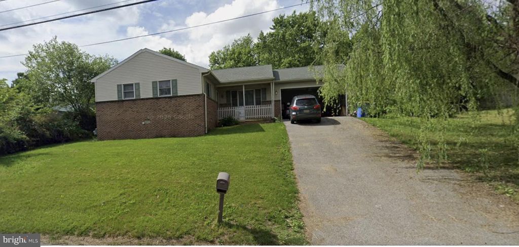 Photo of 335 Donna Lane, YORK, PA 17403 (MLS # PAYK2097206)