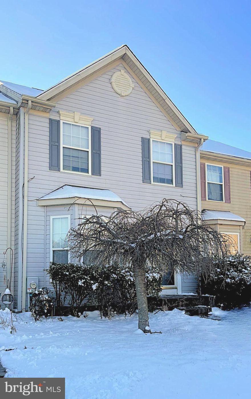 ELEGANT 4 BEDROOM, 2.5 BATHROOM TOWNHOME OFFERING REFINED LIVING SPACES AND MODERN AMENITIES. 
WELCOME TO THIS CHARMING 4 BED, 3.5 BATH RESIDENCE, BLENDING COMFORT AND STYLE SEAMLESSLY.  HOME IS LOCATED IN WELL SOUGHT AFTER "THE COURTS"!!!!

THIS HOME FEATURES A HARMONIOUS BLEND OF SPACE AND FUNCTIONALITY. INCLUDED IS A FINISHED BASEMENT WITH ALL NEW VINYL PLANK FLOORING. THIS  INVITING HOME COMES WITH A SPACIOUS DECK, PERFECT FOR ENTERTAINING OR RELAXING OUTDOORS. ENJOY THE PRIVACY OF A FENCED YARD, PROVIDING A SECURE AND TRANQUIL RETREAT FOR YOUR FAMILY AND PETS.

HOME IS BEING SOLD AS IS!