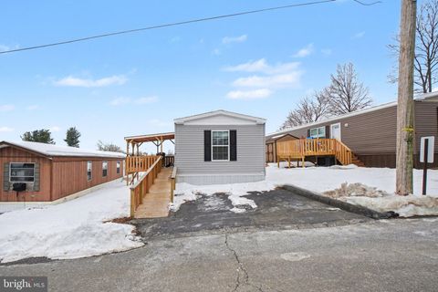 Mobile Home For Sale - 7 Lebanon Valley Court<br/> LEBANON, PA 17046