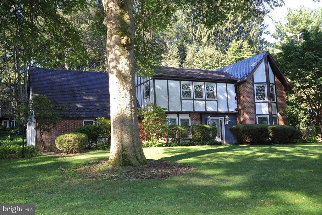 Photo of 2130 W Ridge Drive, Lancaster, PA 17603 (MLS # PALA2057590)