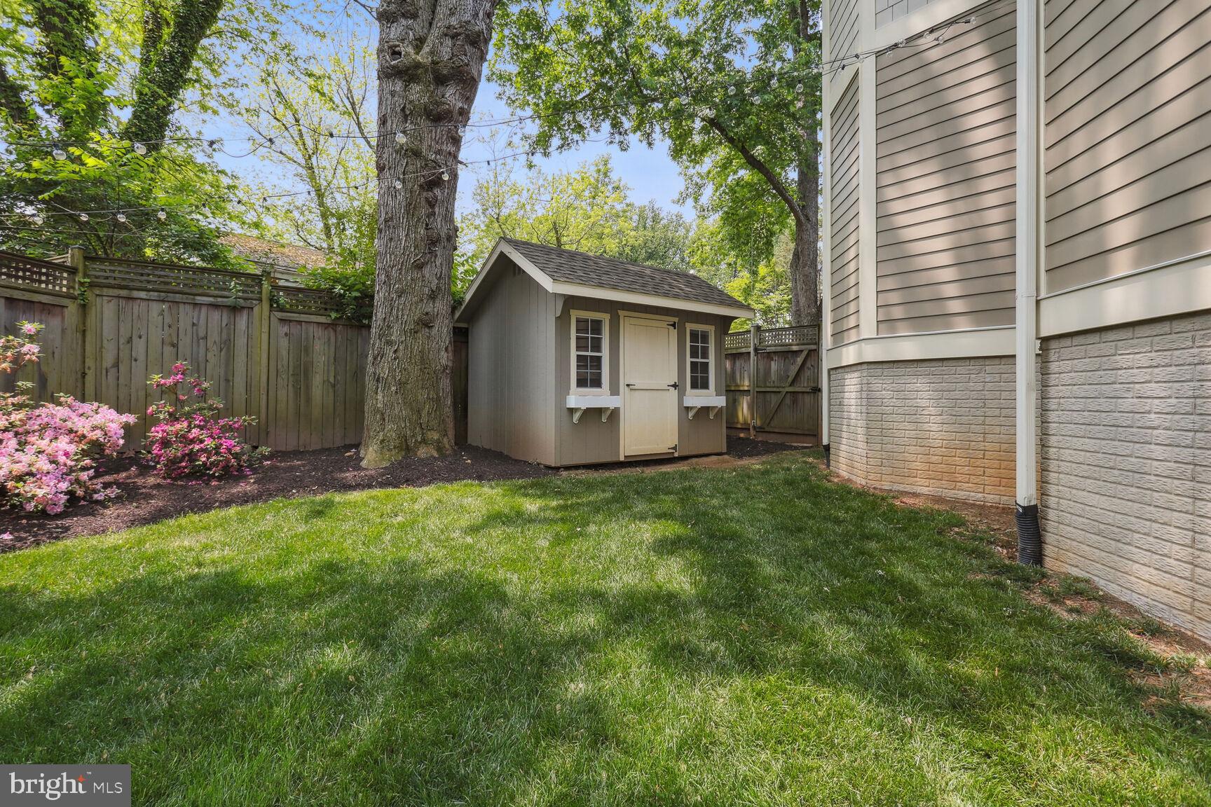 WILLIAMSBURG VILLAGE - Residential