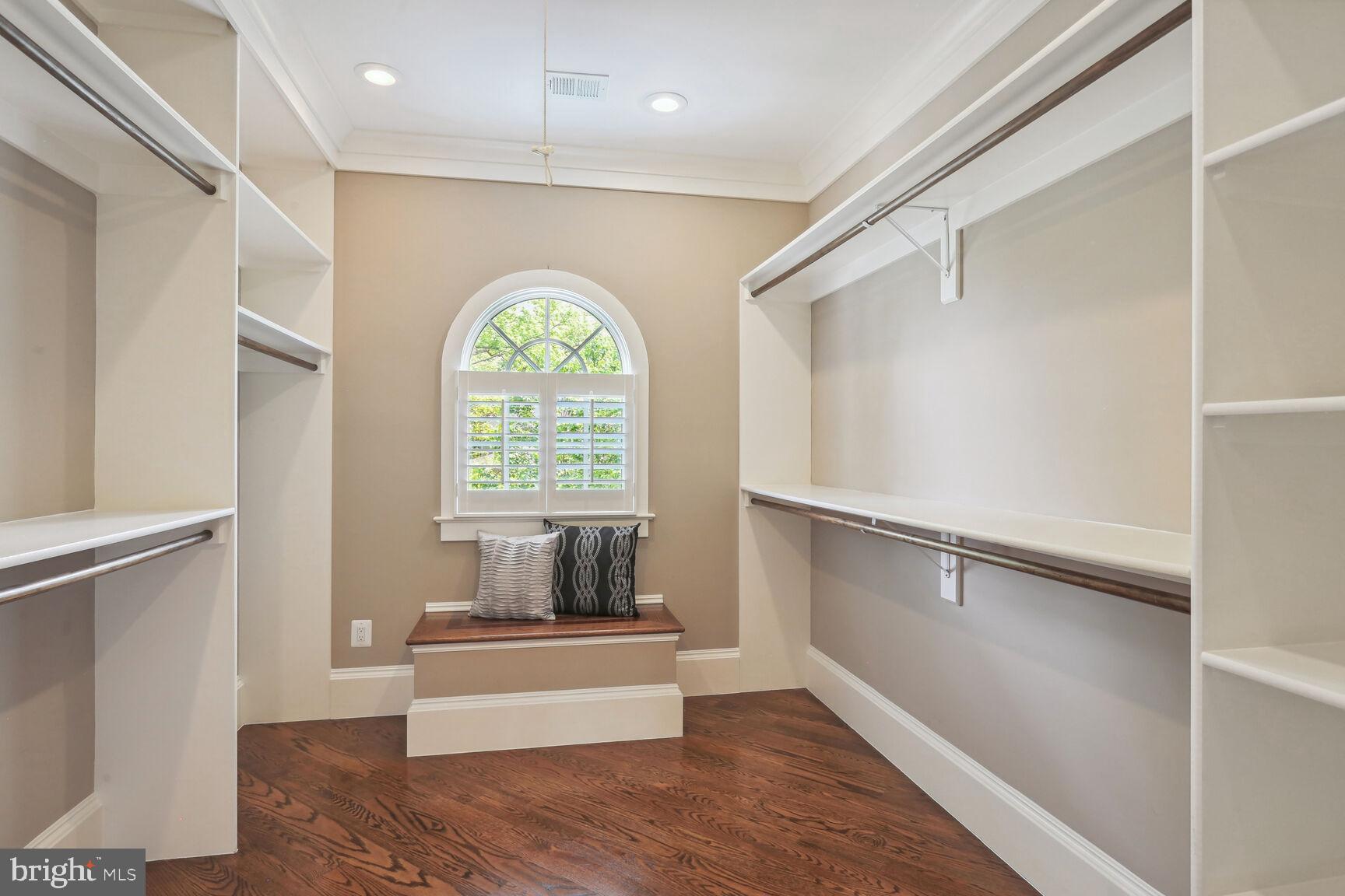 WILLIAMSBURG VILLAGE - Residential