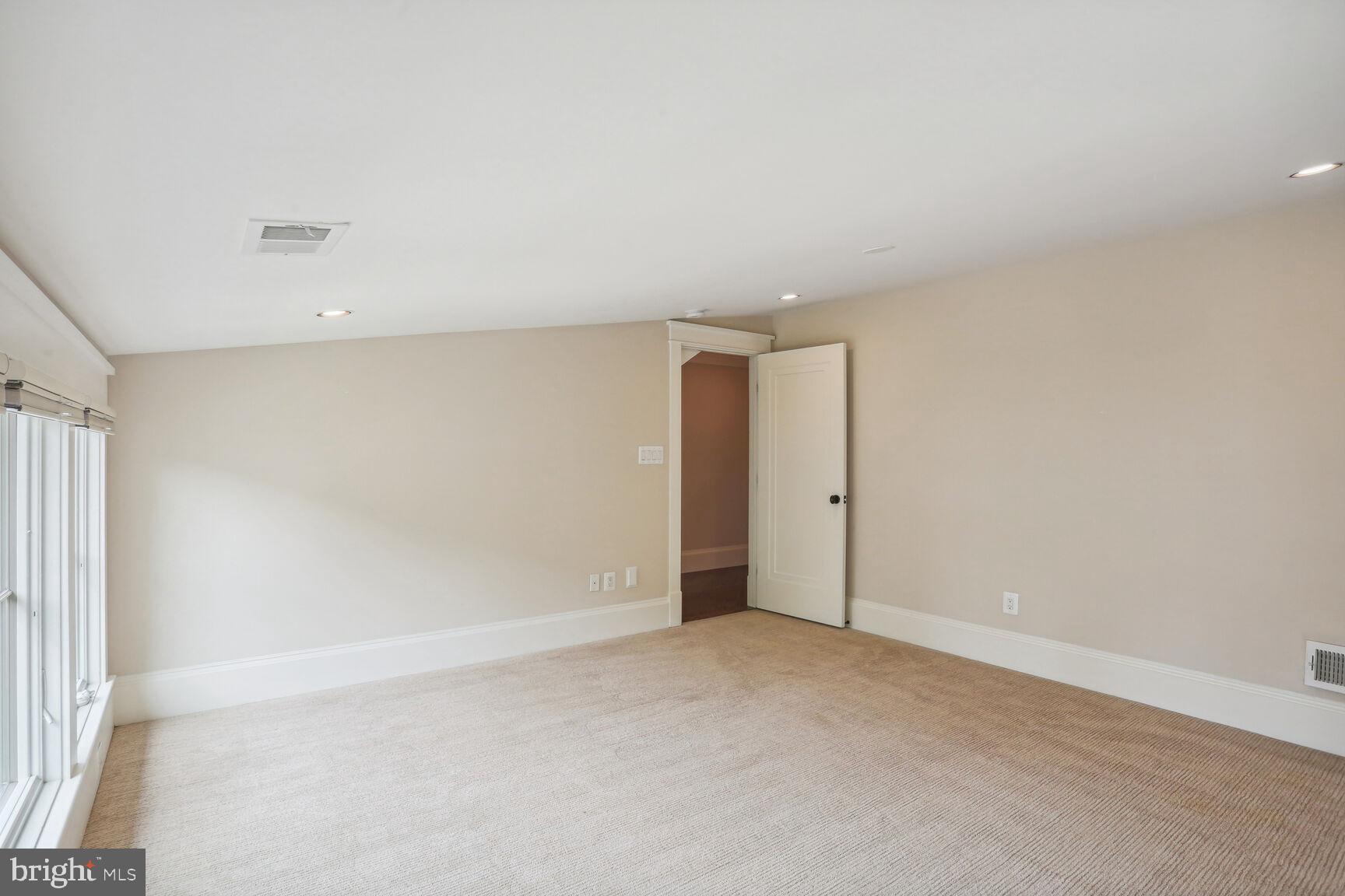 WILLIAMSBURG VILLAGE - Residential