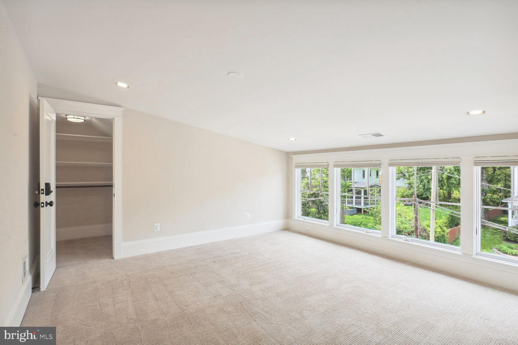 WILLIAMSBURG VILLAGE - Residential