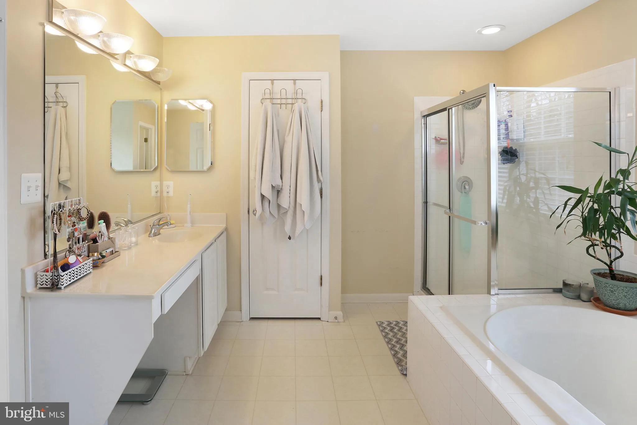 Round Hill, Virginia 20141, United States, 4 Bedrooms Bedrooms, ,3 BathroomsBathrooms,Residential,Active,251674