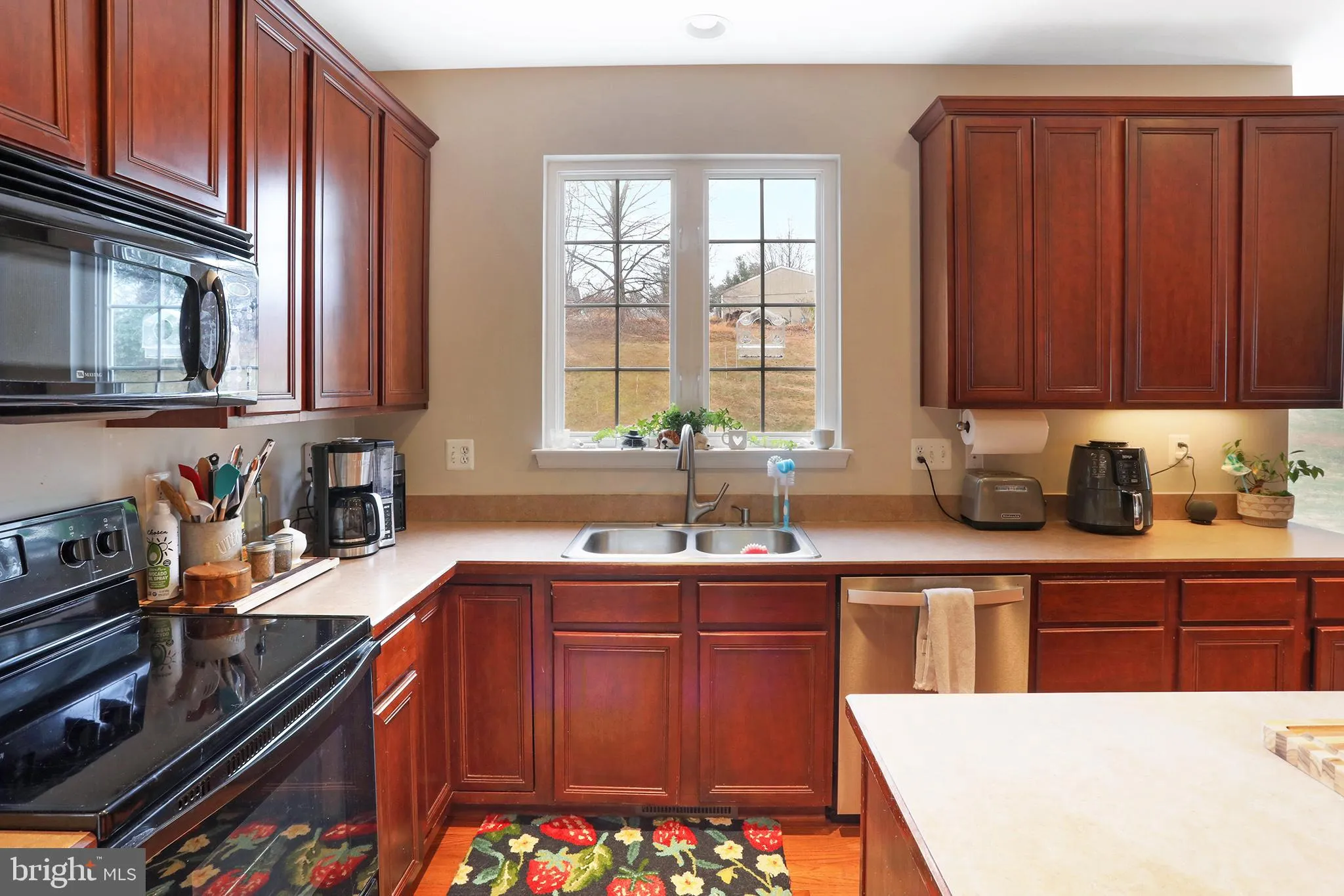 Round Hill, Virginia 20141, United States, 4 Bedrooms Bedrooms, ,3 BathroomsBathrooms,Residential,Active,251674