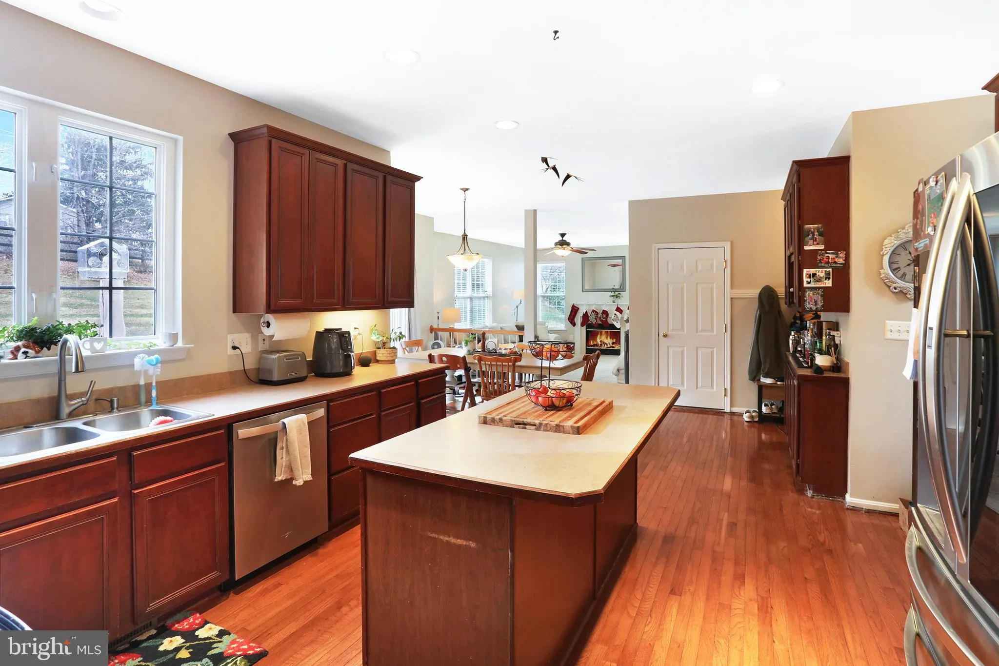 Round Hill, Virginia 20141, United States, 4 Bedrooms Bedrooms, ,3 BathroomsBathrooms,Residential,Active,251674