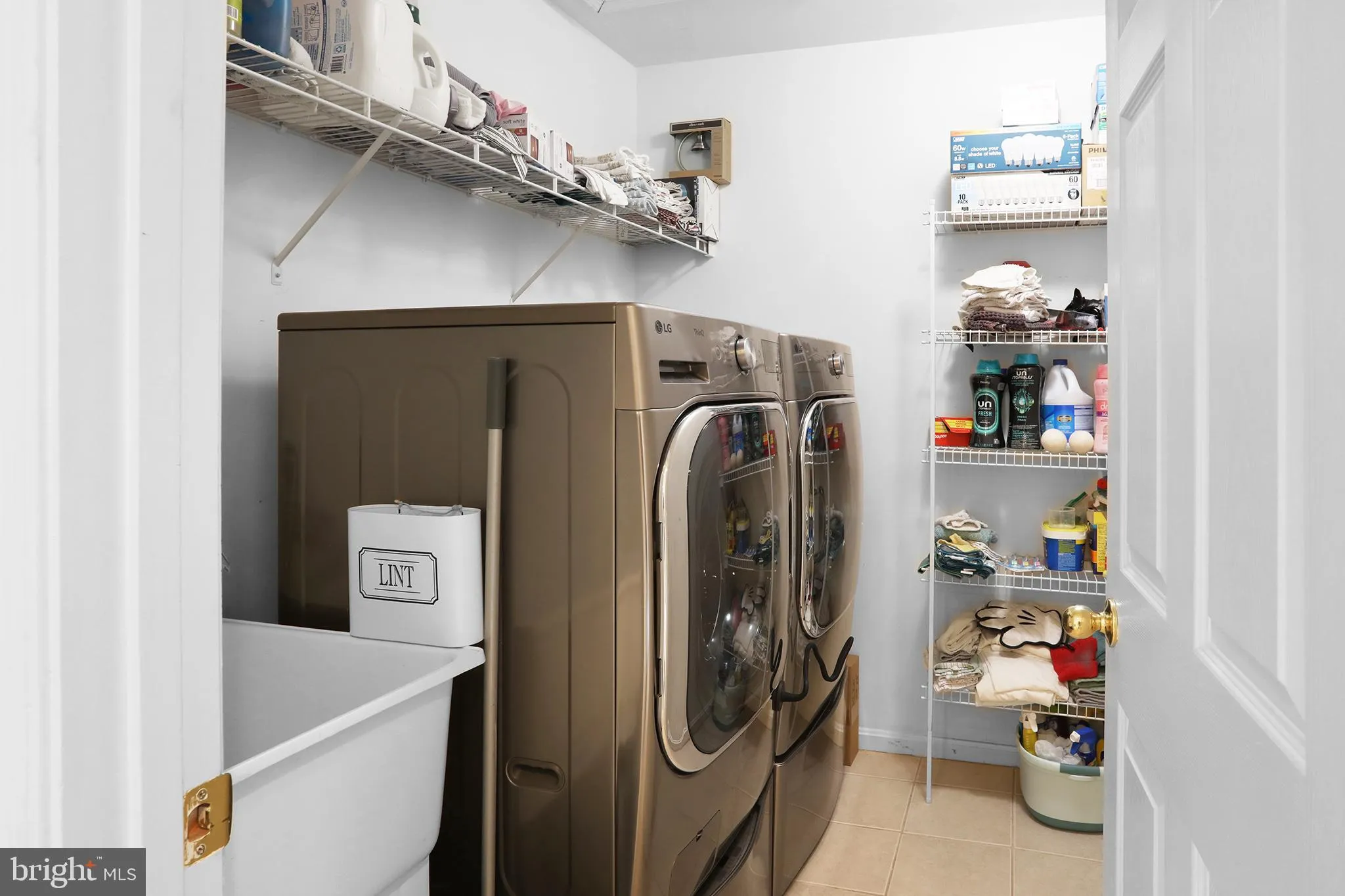 Round Hill, Virginia 20141, United States, 4 Bedrooms Bedrooms, ,3 BathroomsBathrooms,Residential,Active,251674