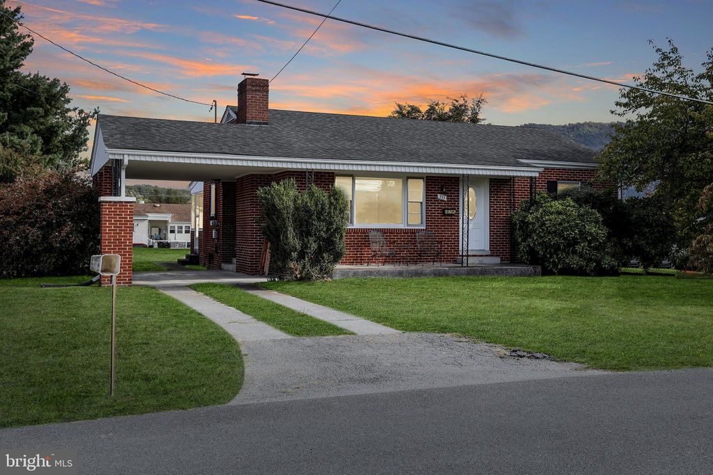 Photo of 335 Royal Avenue, STRASBURG, VA 22657 (MLS # VASH2012618)