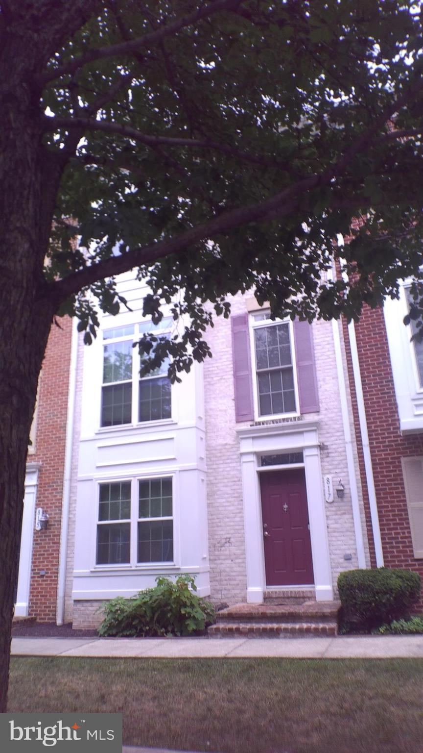 4 bedroom 3.5 bath townhouse Camden Crossing. garage and deck. 3 private parking spots. Walking distance UMAB, Medical Center, Camden Yards and Inner Harbor. Easy access to 94. Credit check required. No vouchers.