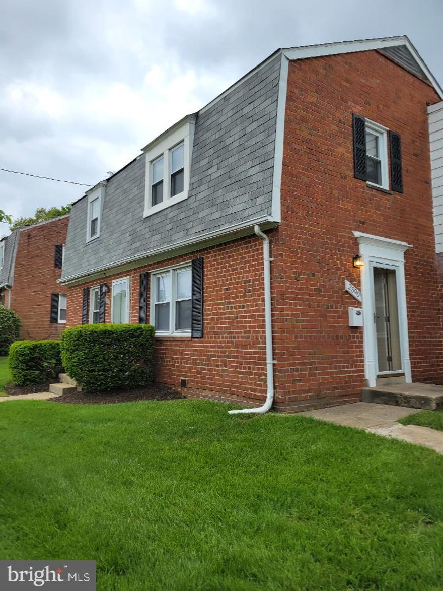 Move in ready, New Appliances, No Washer and Dryer, street parking. Metro bus foot steps away, metro rail minutes down the street. Convenient to shops, Andrews AFB, Census Bureau, National Harbor.