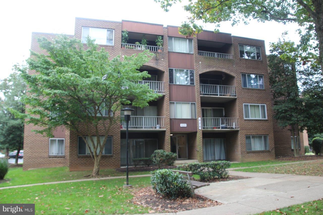 Great 1st level Condo in The Villa Ridge Community, ready for you to move in! Offering 2 bedrooms - 2 full baths, washer & dryer in unit, kitchen with granite countertops, SS appliances, separate dining area, living room w/ sliding doors leading to the patio. Perfectly located within public transportation, schools, restaurants, shopping and entertainment. Don't miss out & take a look today!!