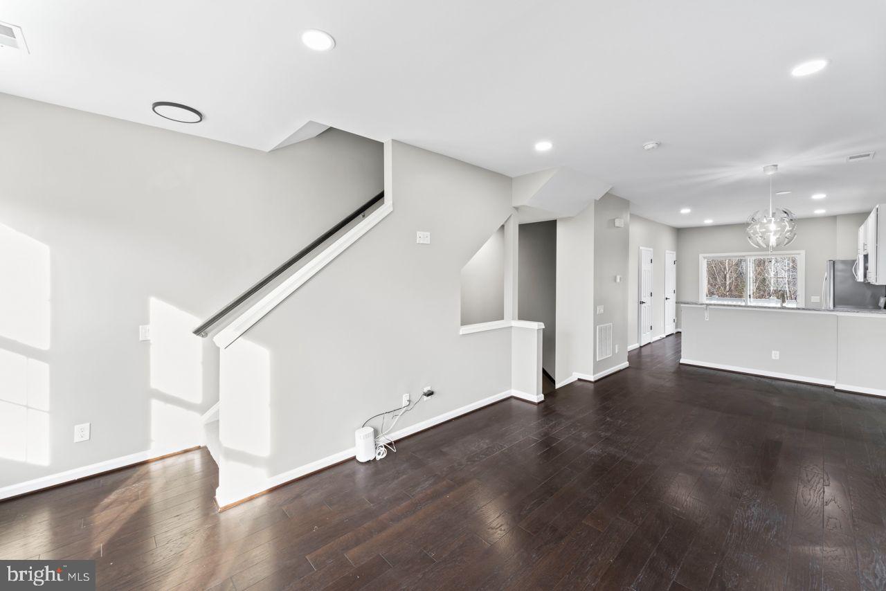 CHERRY HILL CROSSING CONDOMINIUM - Residential Lease