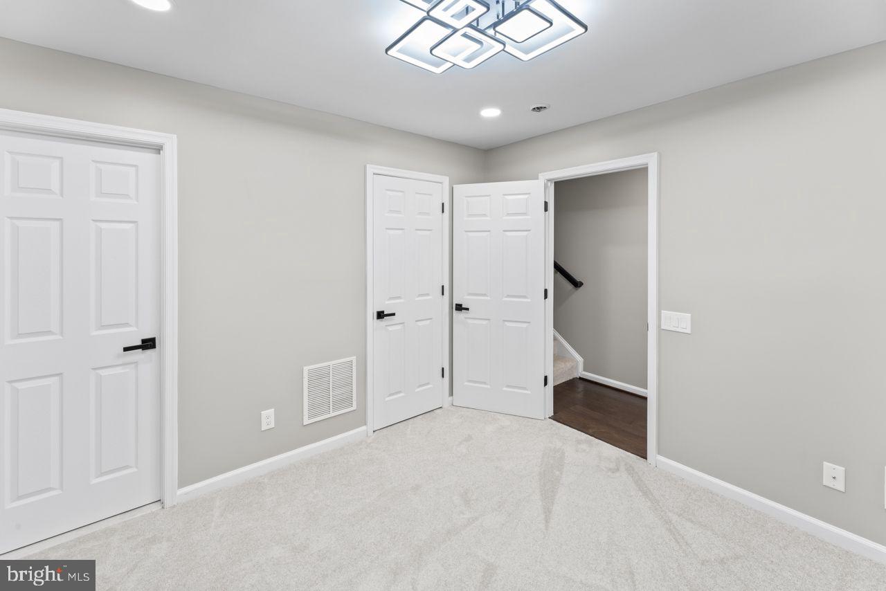 CHERRY HILL CROSSING CONDOMINIUM - Residential Lease