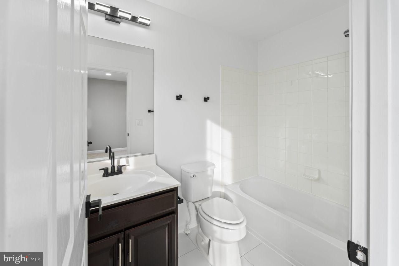 CHERRY HILL CROSSING CONDOMINIUM - Residential Lease