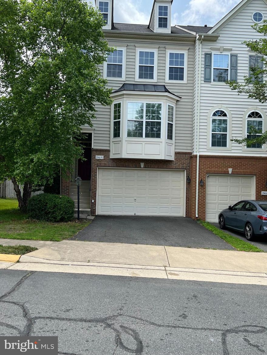 3BR, 2.FULL BATH,2 HALF BATH w/2 car Gar in sought after Stone Ridge. Premium End Unit Lot. Open Kitchen dinning combo, Separate Dinning, Crown Molding, Fenced back Yard, Close to Aldie Library, Stone Ridge Village Center, Harris Teeter, Restaurants, schools. A MUST SEE!

•