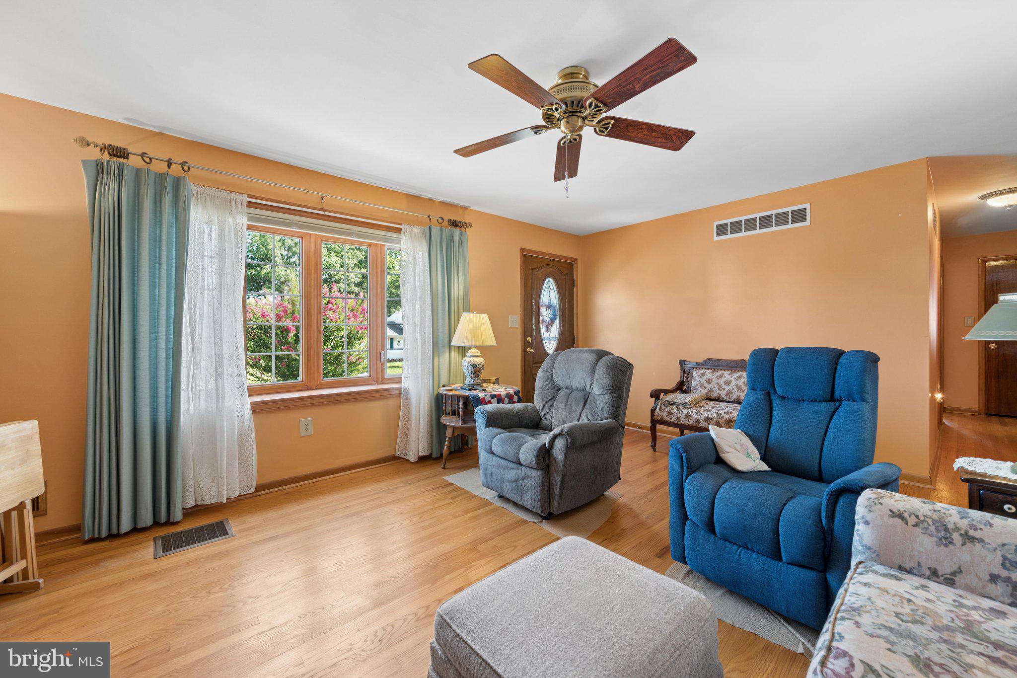 216 GLADE BOULEVARD