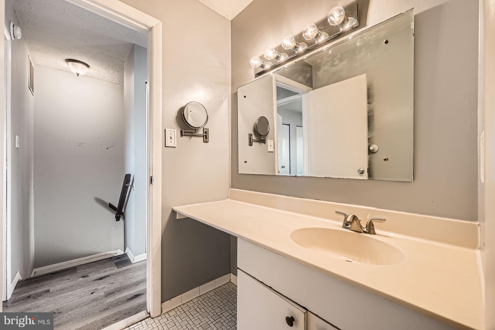 SEVEN COURTS - Residential