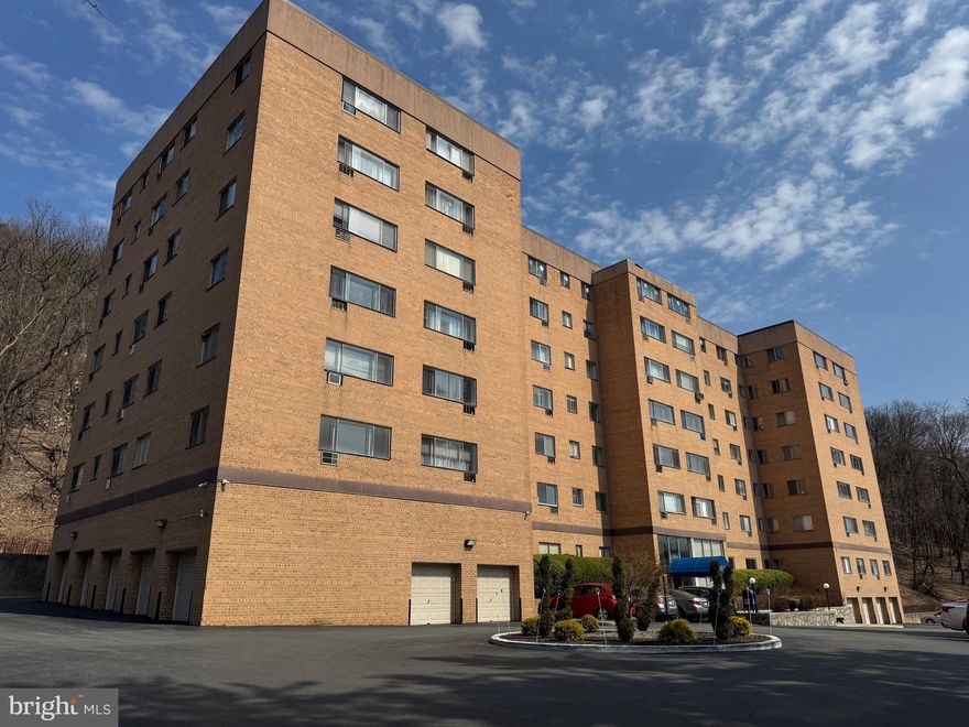 Easy living offered on this 4th floor one-bedroom refreshed and ready to move in condo . The unit comes fully equipped with appliances. Convenient shared laundry on unit floor , shared parking lot intercom access , convenient location.