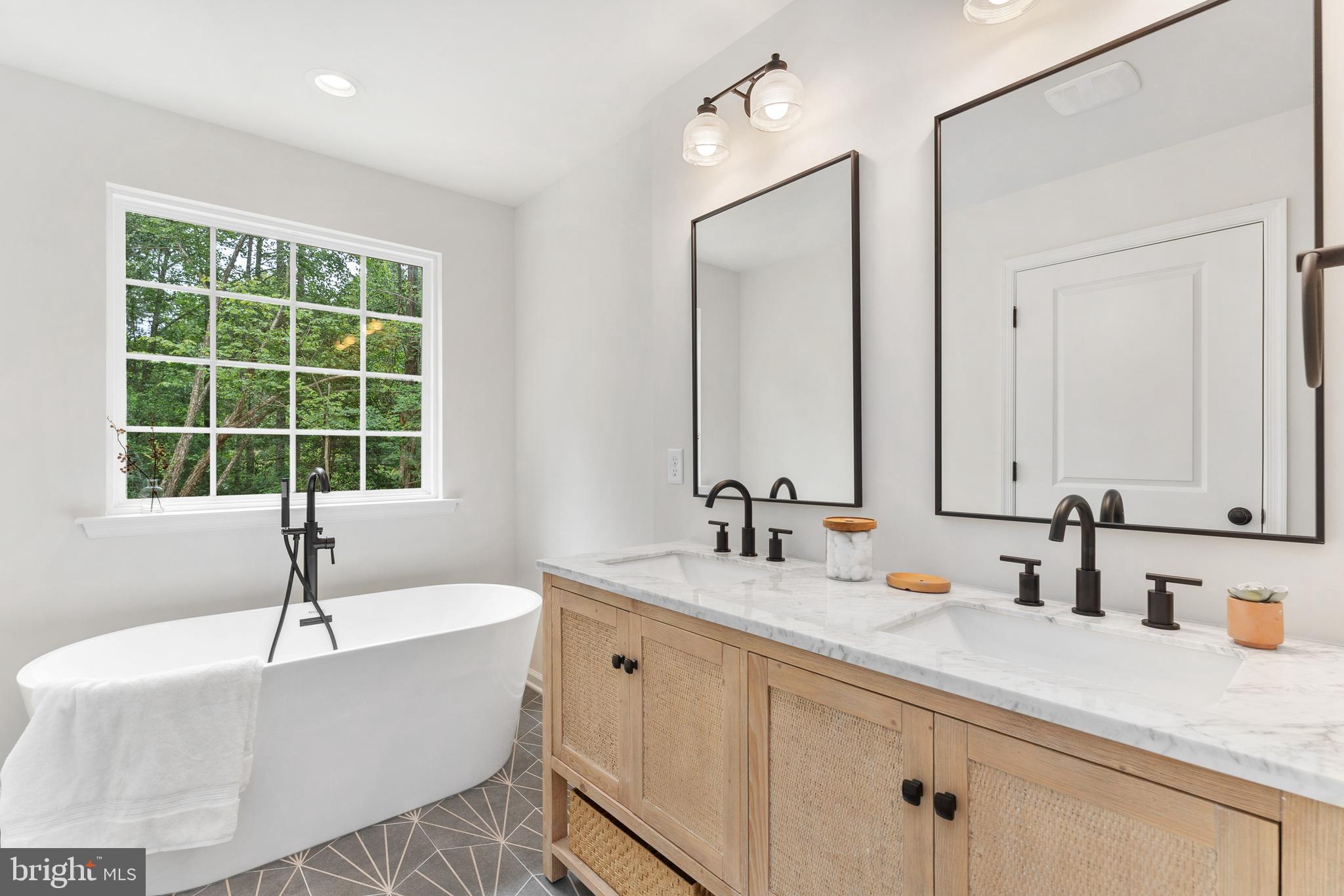 LAKE ANNA WOODS - Residential