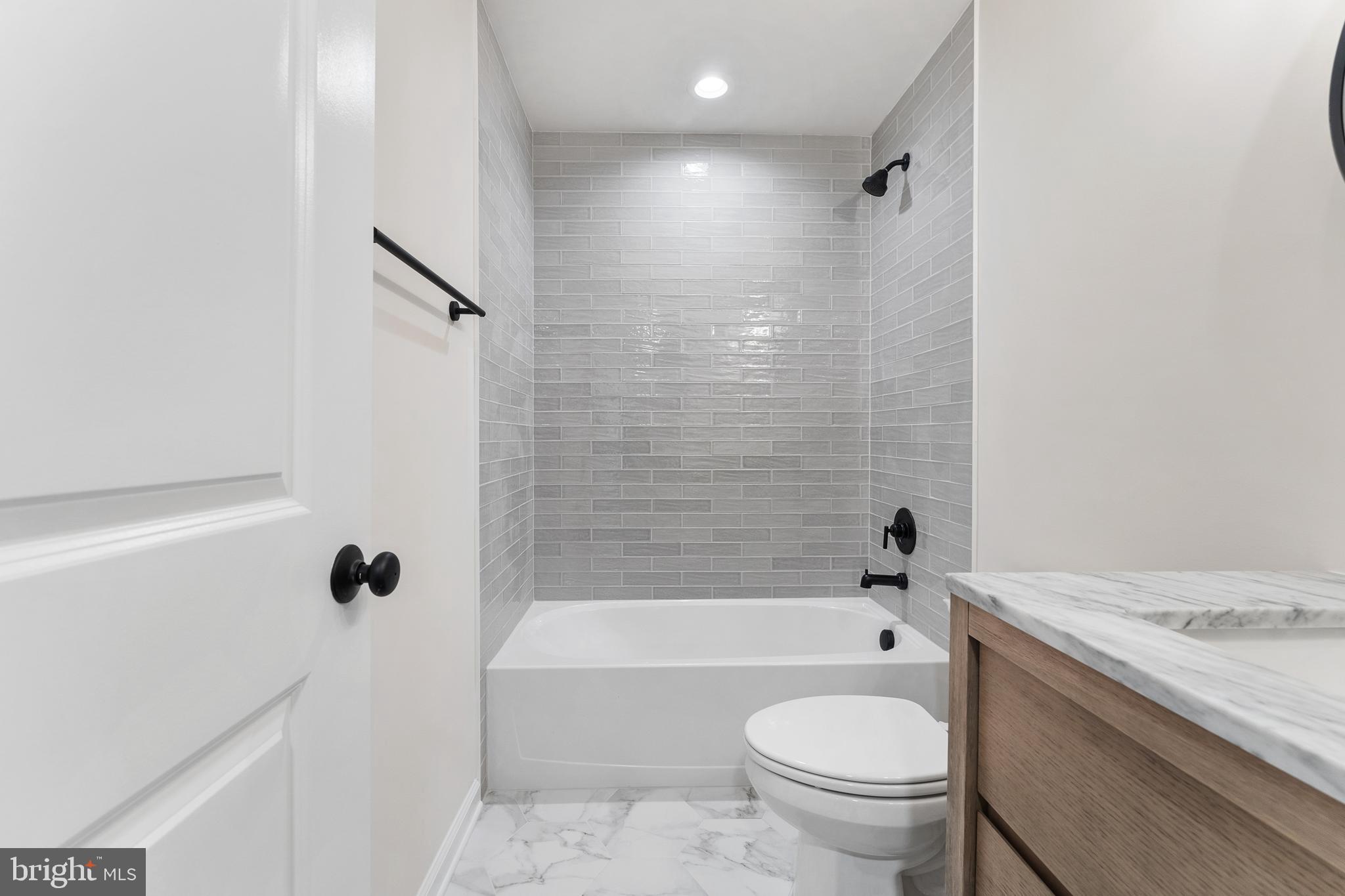 LAKE ANNA WOODS - Residential