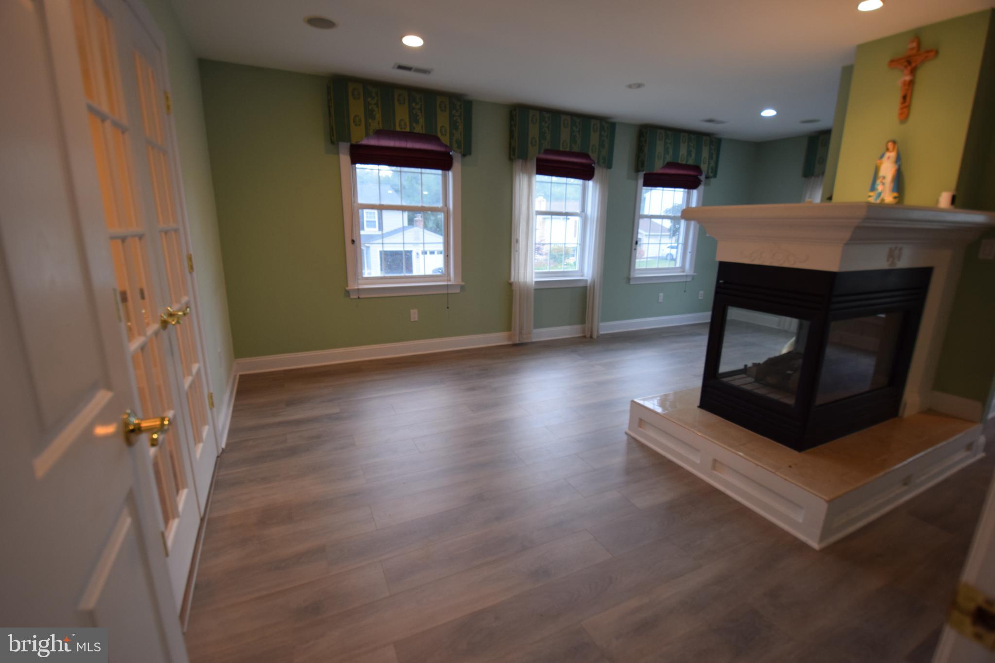 DERWOOD STATION - Residential