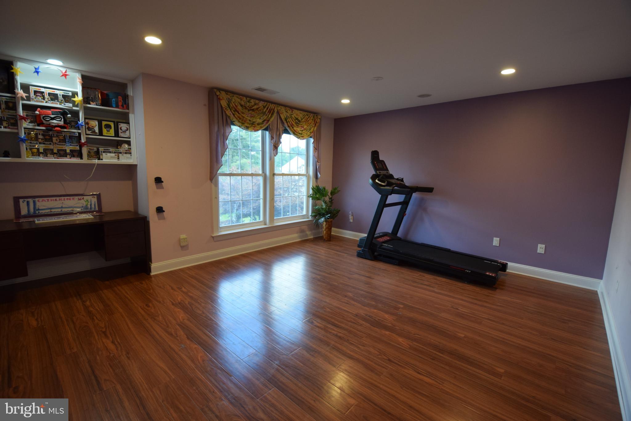 DERWOOD STATION - Residential