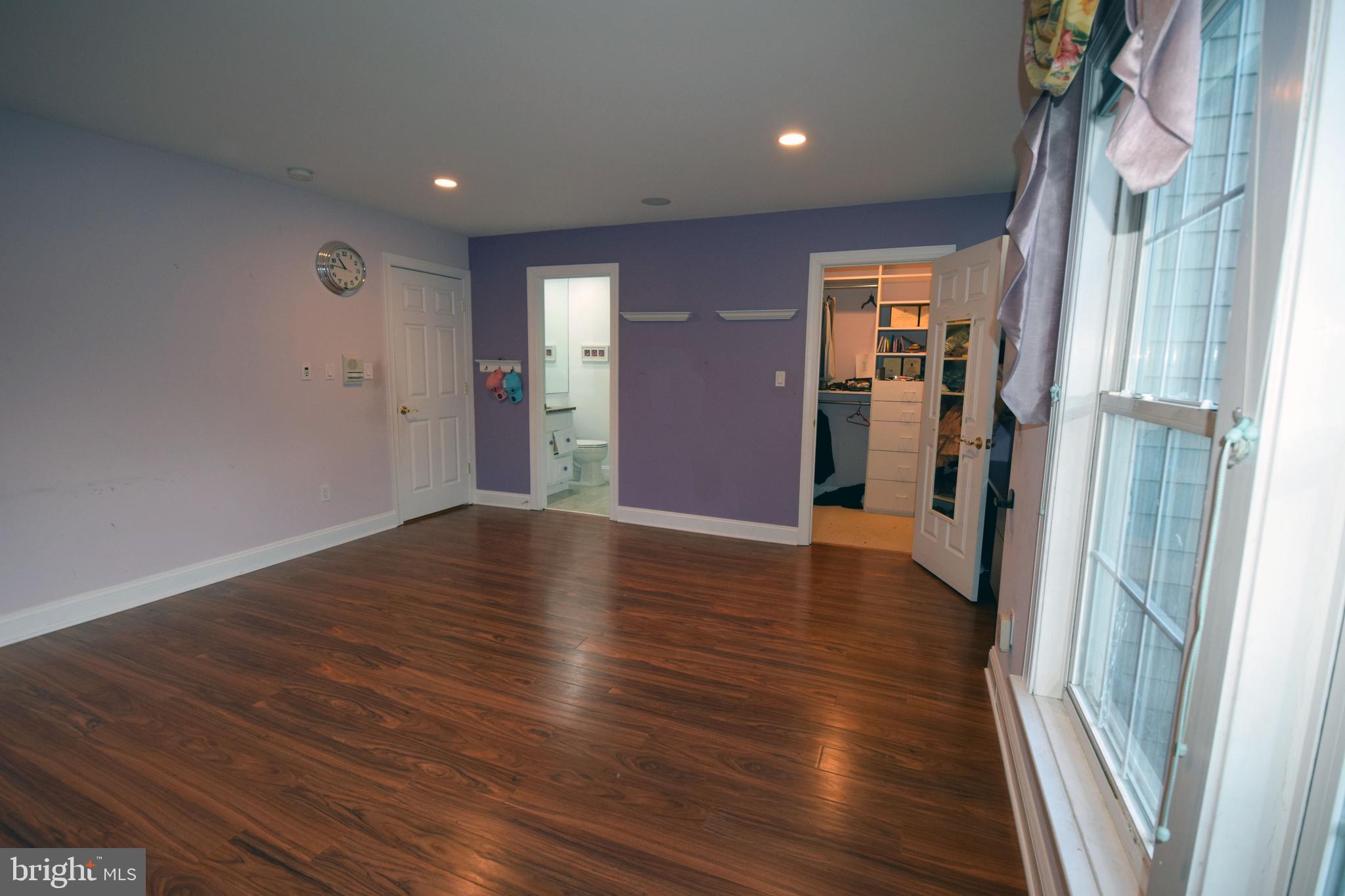 DERWOOD STATION - Residential