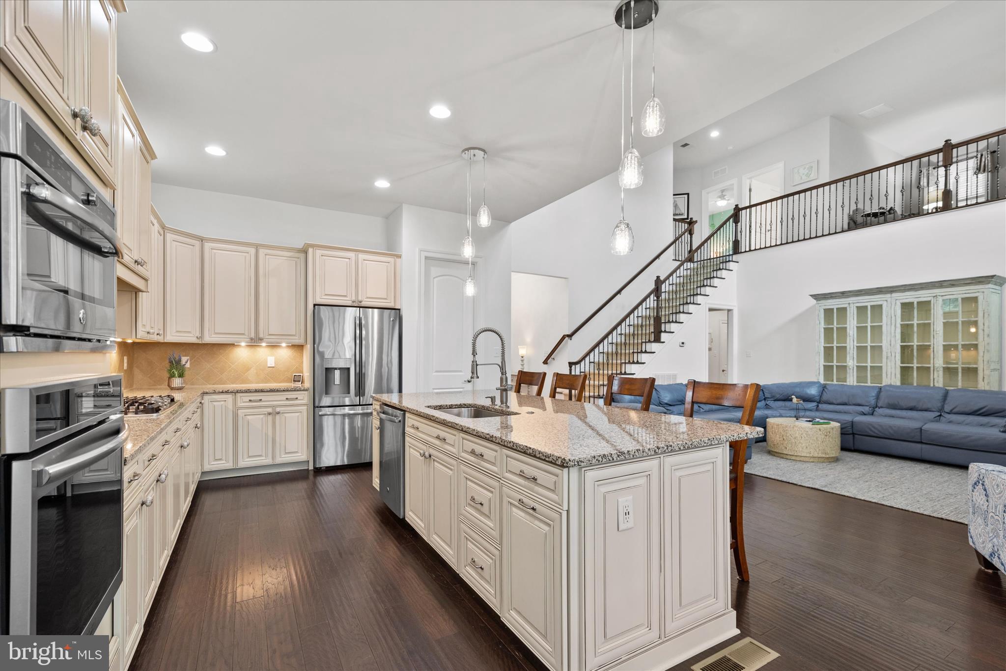 BAY COLONY - Residential