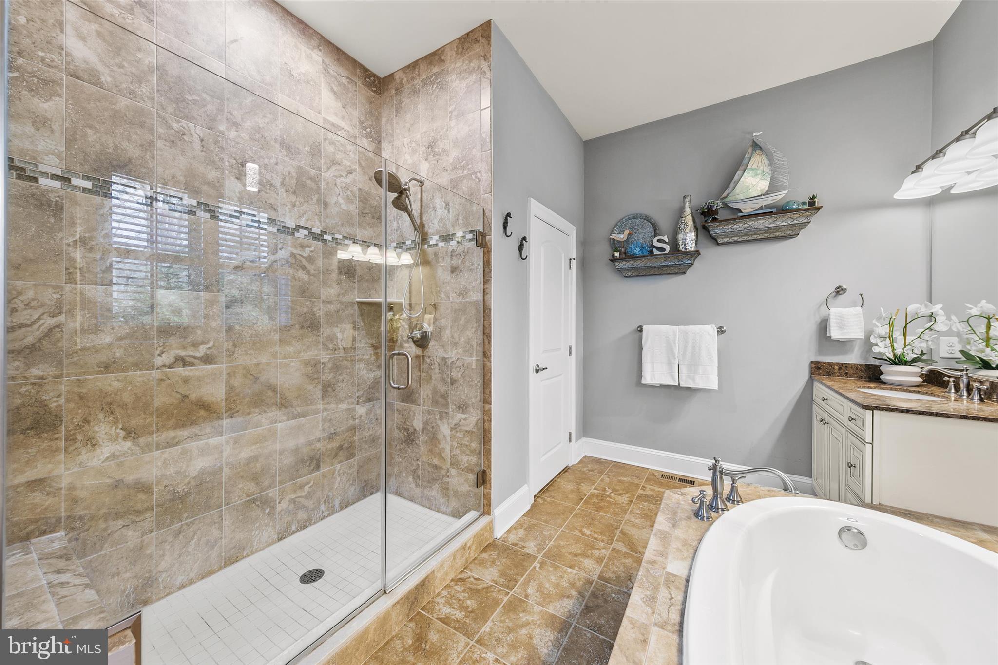 BAY COLONY - Residential