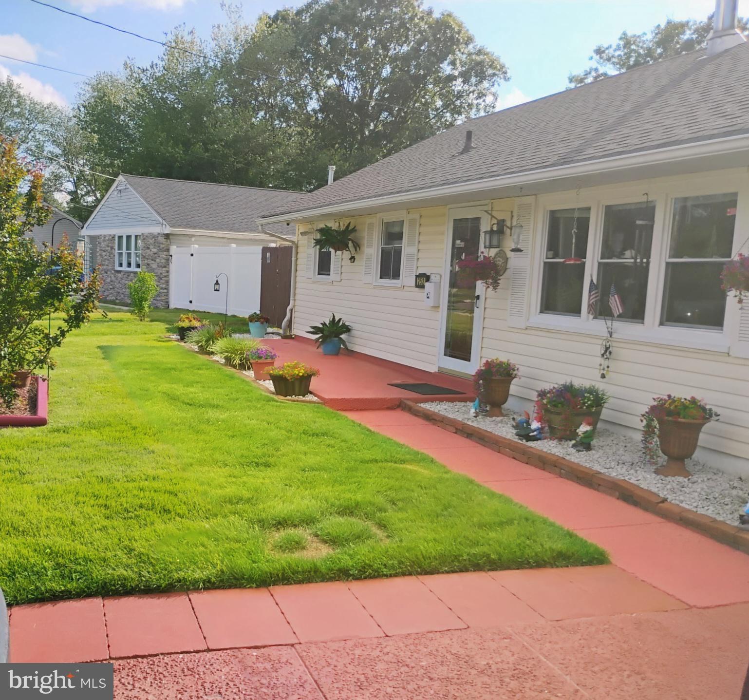 252 N DENNIS DRIVE