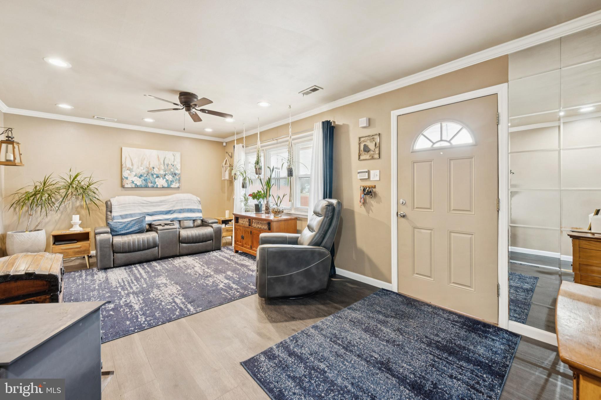 252 N DENNIS DRIVE