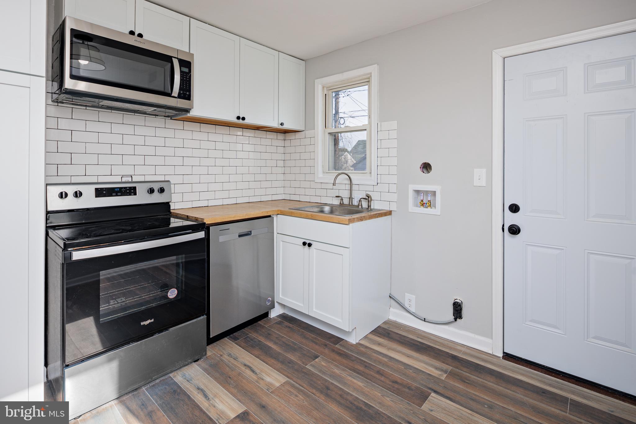 ESSEX/MIDDLE RIVER - Residential