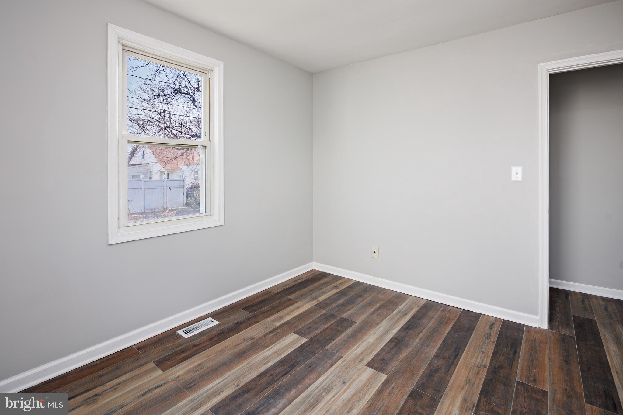 ESSEX/MIDDLE RIVER - Residential