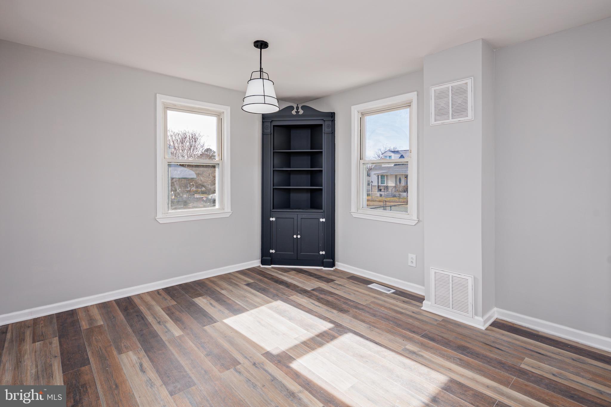 ESSEX/MIDDLE RIVER - Residential