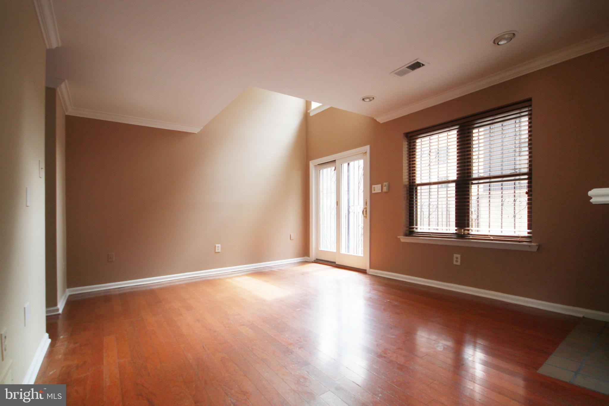 LOGAN SQUARE - Residential