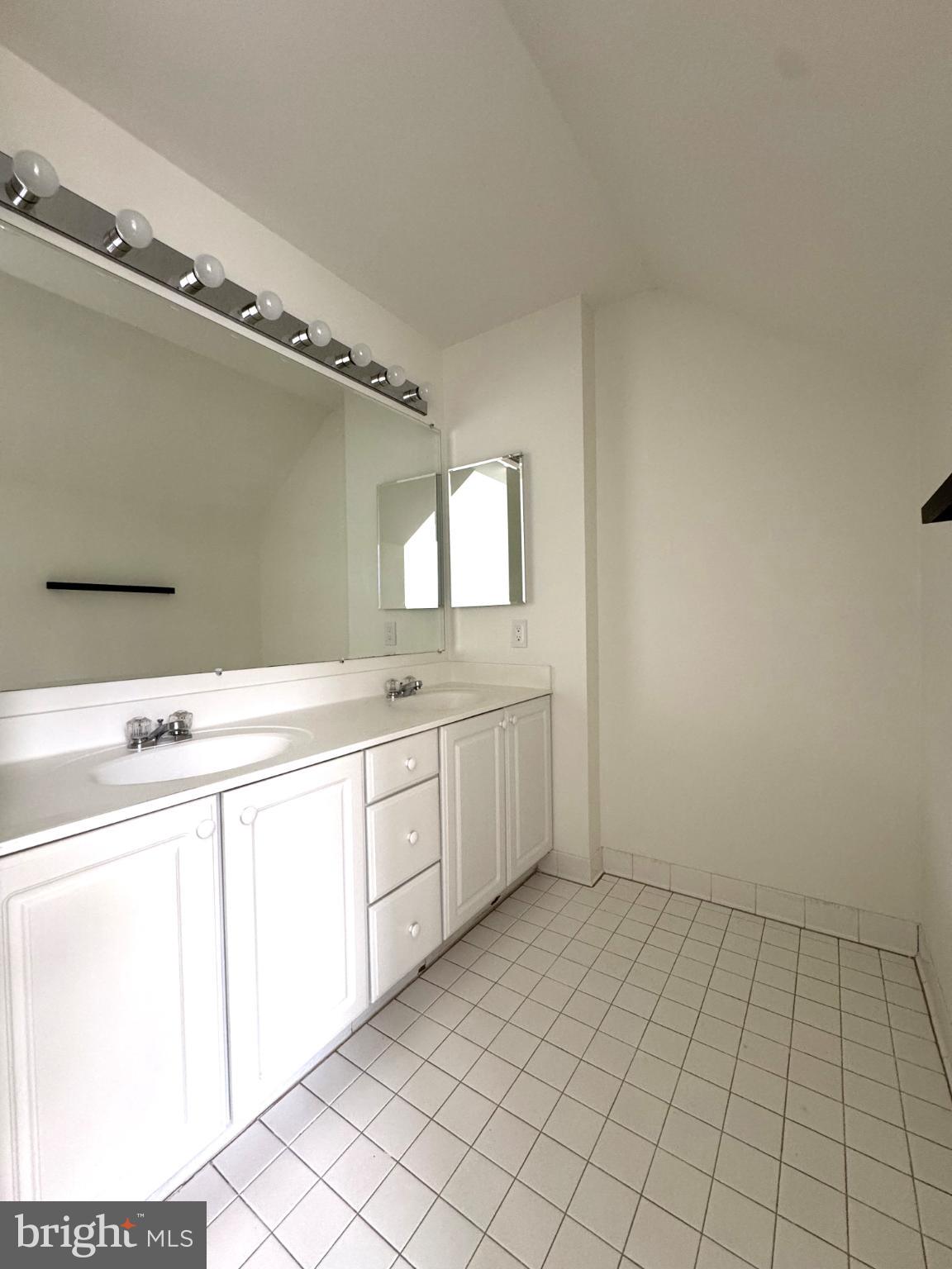 RIVER HILL - Residential