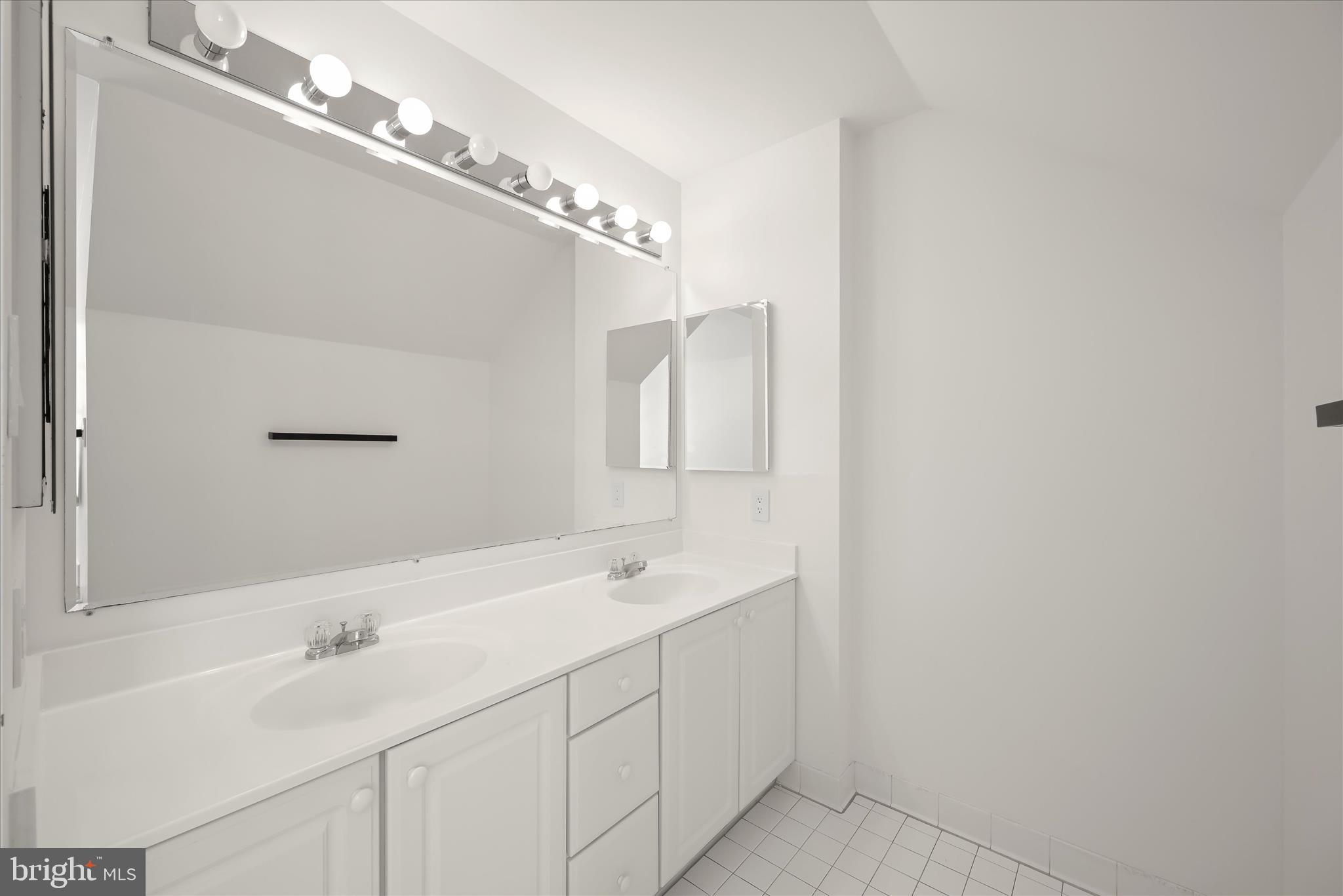 RIVER HILL - Residential