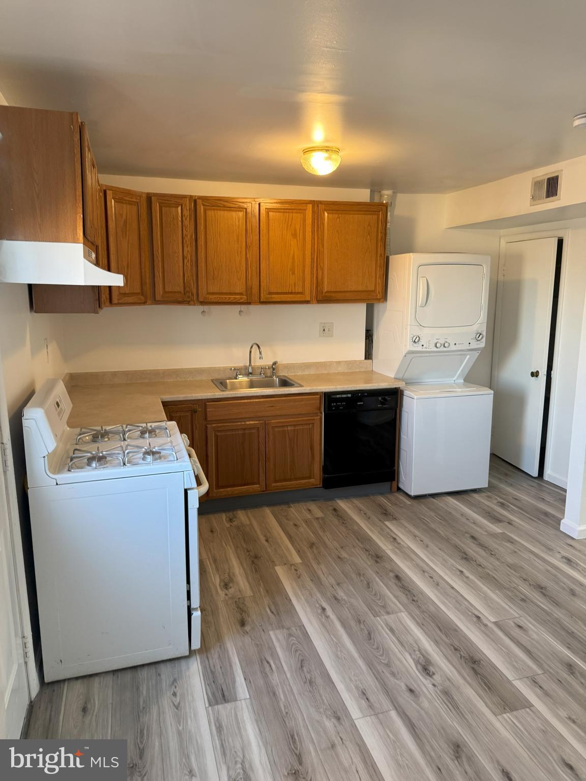 COLONIAL HOMES - Residential Lease