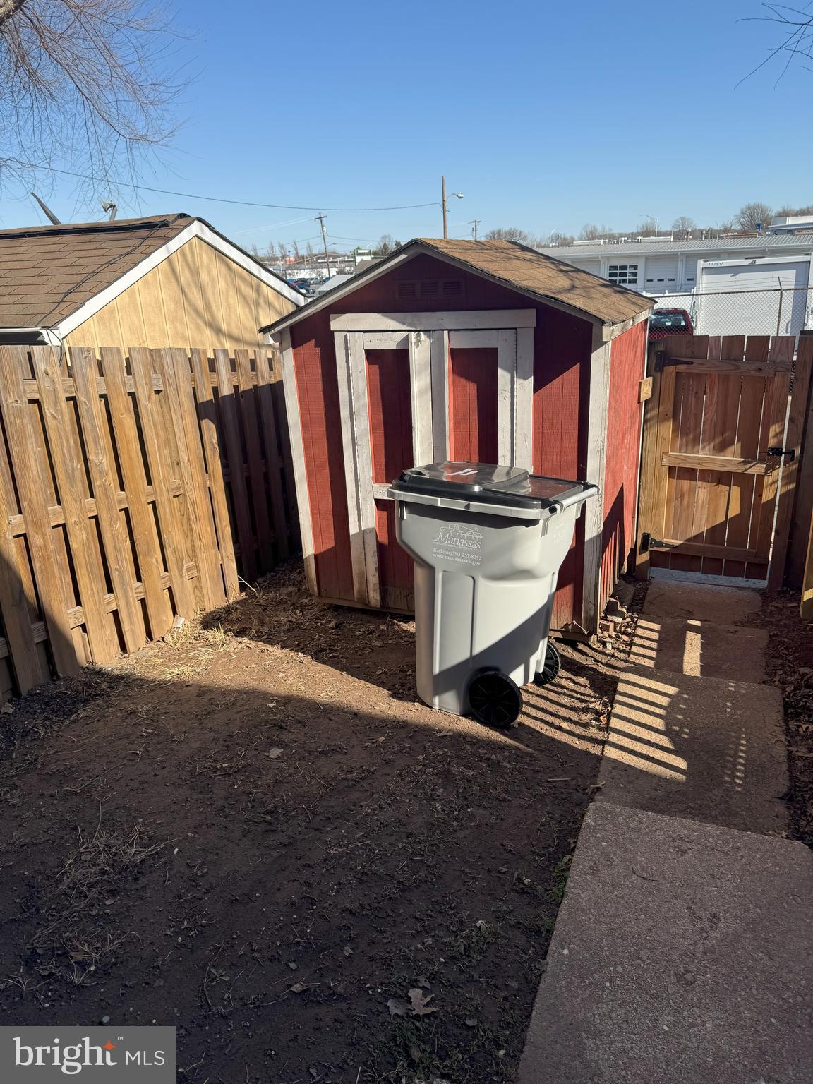 COLONIAL HOMES - Residential Lease