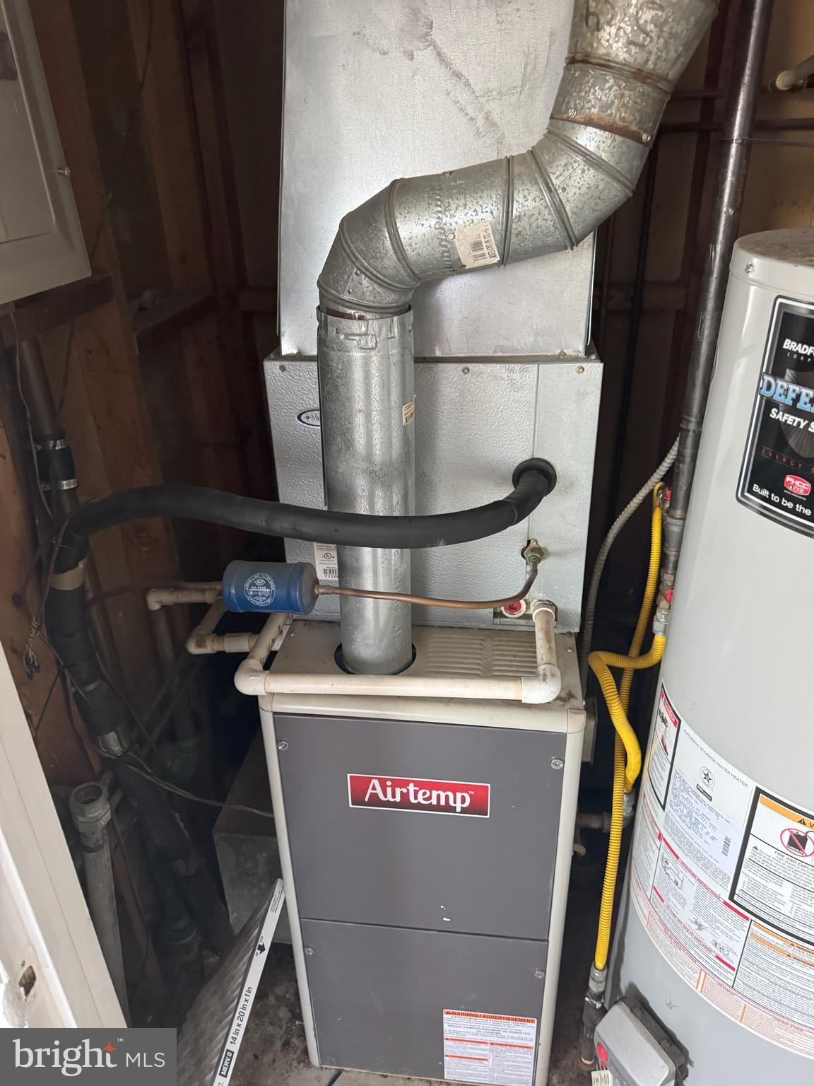 COLONIAL HOMES - Residential Lease